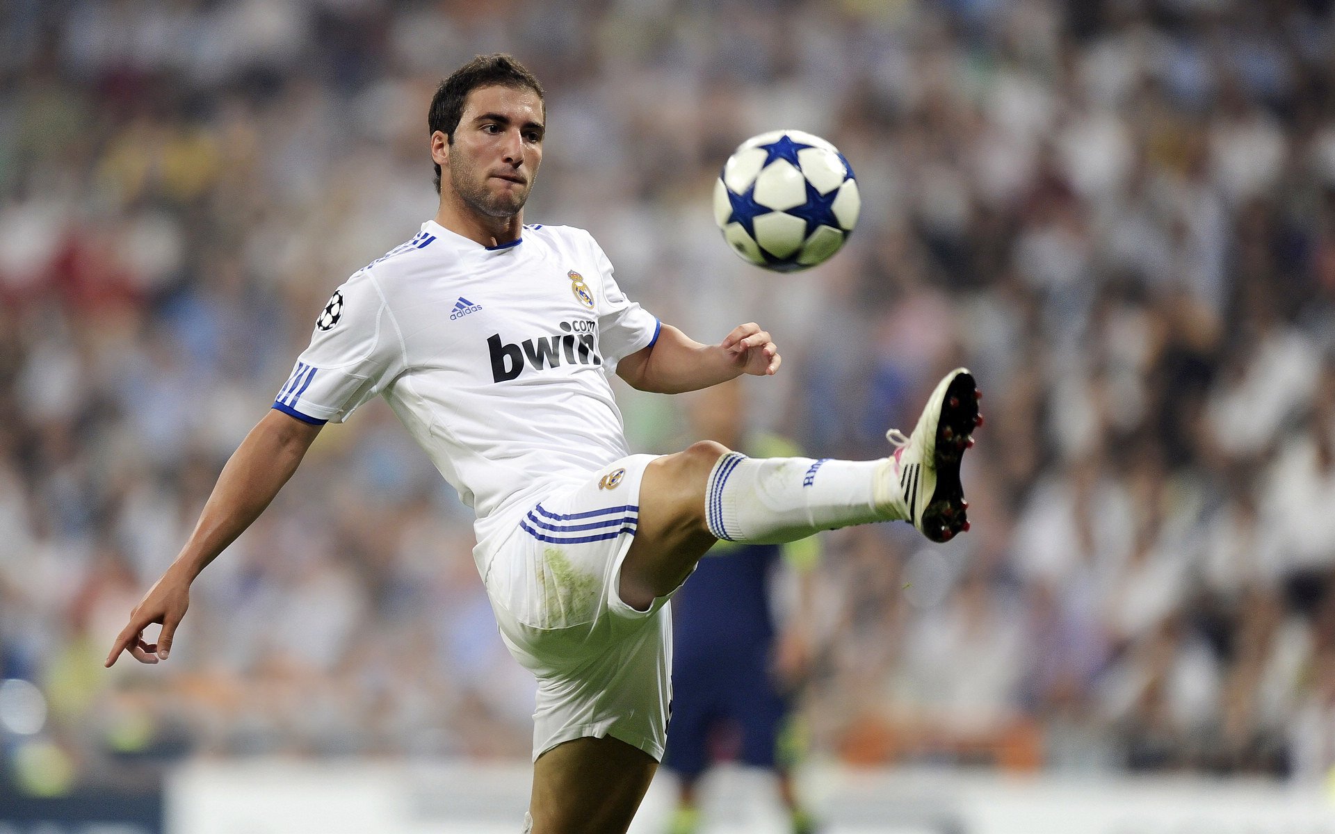 乐鱼官网-转会窗快讯：各大豪门争夺顶级前锋，2021豪门转会